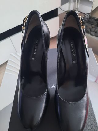 Impresionantes zapatos de piel en negro