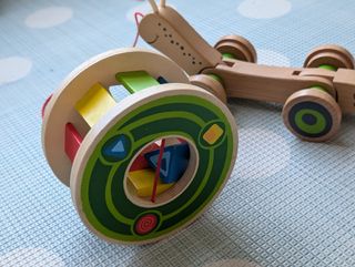 Arrastre encajable caracol madera Hape