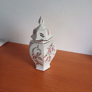 JARRON DE PORCELANA CON TAPA