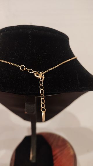 Collar dorado mate.