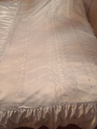 Colcha bordada en raso azul cama 90 2 unidades