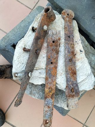 Bisagras de hierro forjado muy antiguas