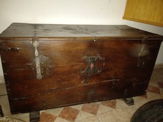 Baúl antiguo de madera