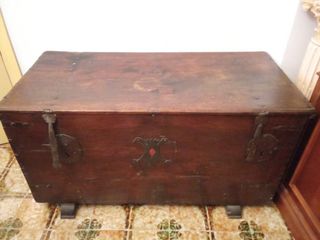 Baúl antiguo de madera