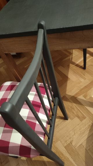 Mesa madera con sillas