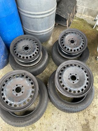 Juego de 4 neumaticos y tapacubos Ford