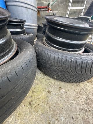 Juego de 4 neumaticos y tapacubos Ford