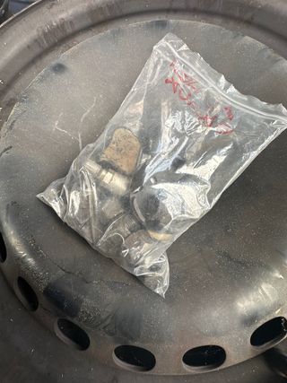 Juego de 4 neumaticos y tapacubos Ford