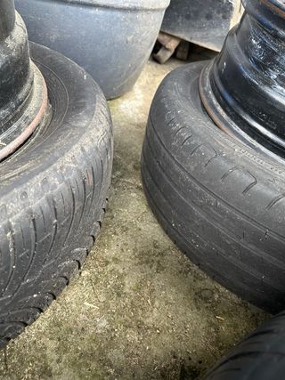 Juego de 4 neumaticos y tapacubos Ford