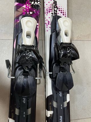 Esquis con fijaciones. 
