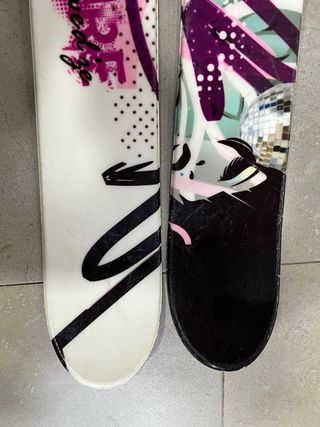 Esquis con fijaciones. 