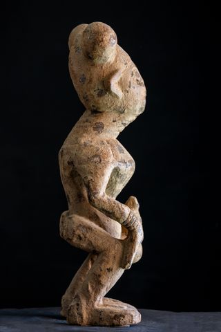 Escultura antigua de Rey Bangwa. Arte Africano.