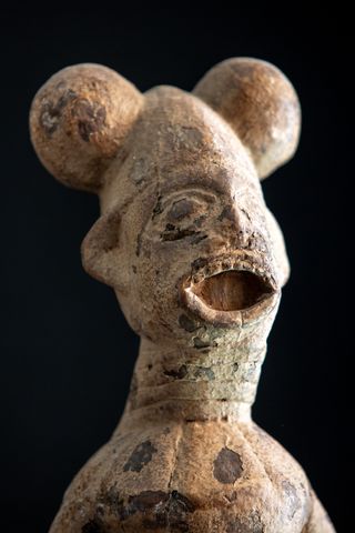 Escultura antigua de Rey Bangwa. Arte Africano.