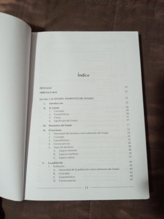 Derecho Constitucional Español (I).: Constitución y fuentes del ordenamiento jurídico.Justicia Constitucional