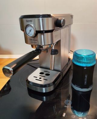 Cafetera con Molinillo Cecotec. 