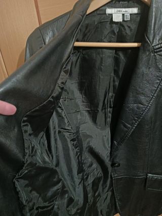 Americana de piel. Zara. Talla M.