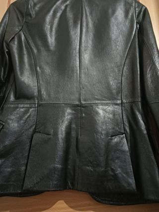 Americana de piel. Zara. Talla M.