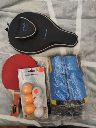 Red de pinpon, raquetas y pelotas