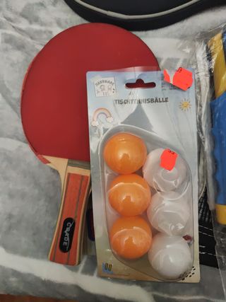Red de pinpon, raquetas y pelotas