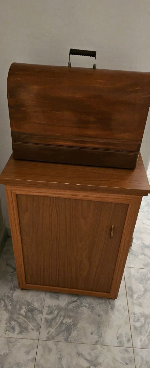 Maquina de coser antigua.