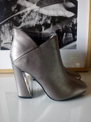 Botines metalizados tacón transparente