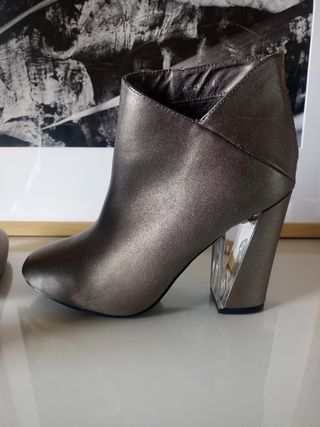 Botines metalizados tacón transparente