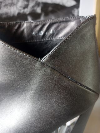 Botines metalizados tacón transparente