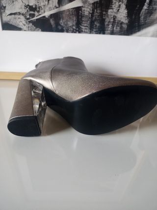 Botines metalizados tacón transparente