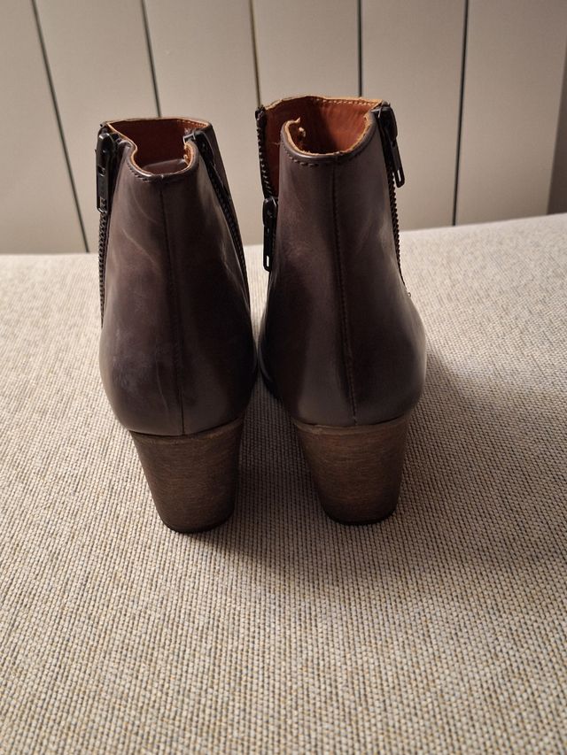 Botines de piel marrón