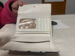 Monedero “Tous” blanco c/silueta negra