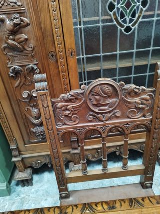 Despacho antiguo tallado a mano