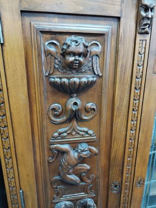 Despacho antiguo tallado a mano