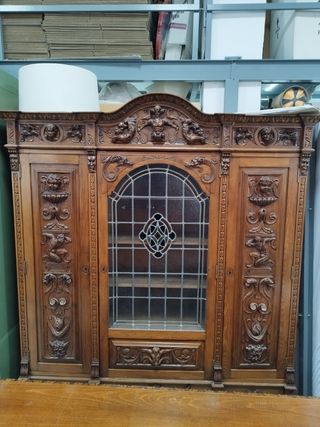 Despacho antiguo tallado a mano