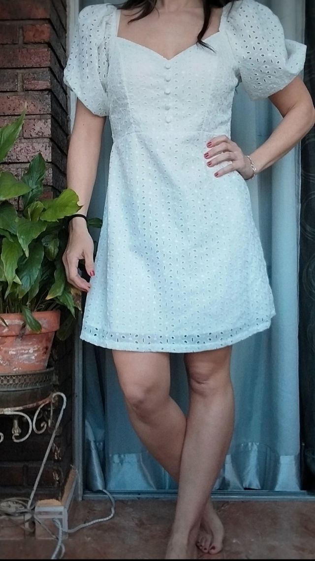 Vestido calado y mangas abullonadas.