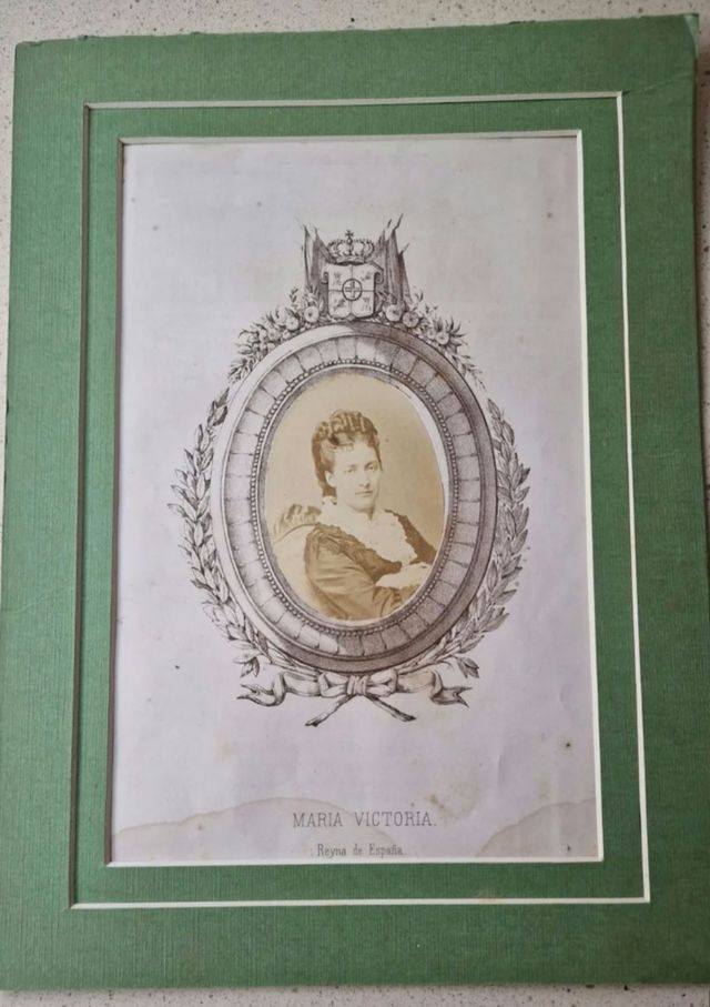 Lamina con fotografía de Reina María Victoria-1870