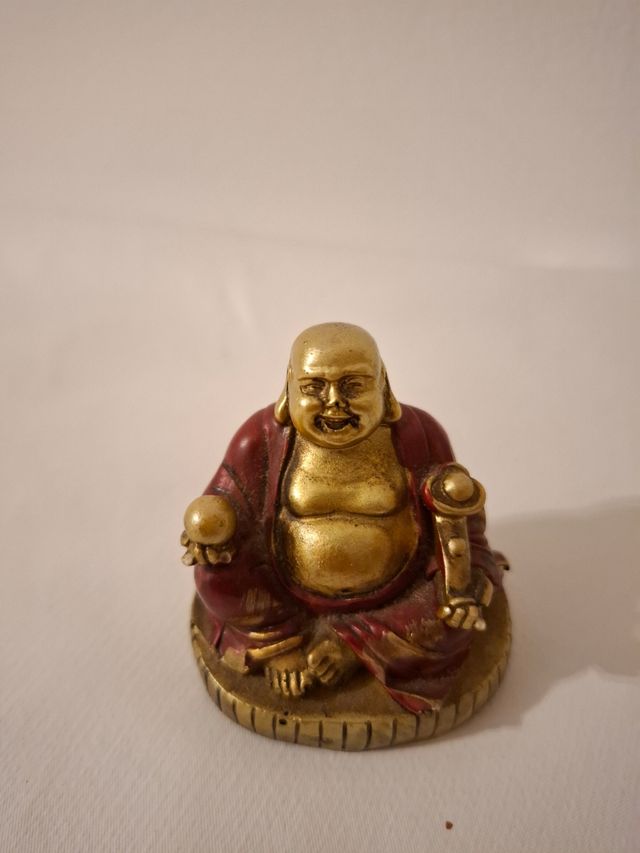 Figura de buda dorado y púrpura