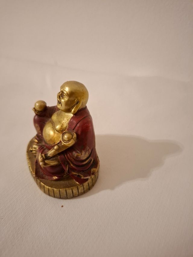 Figura de buda dorado y púrpura