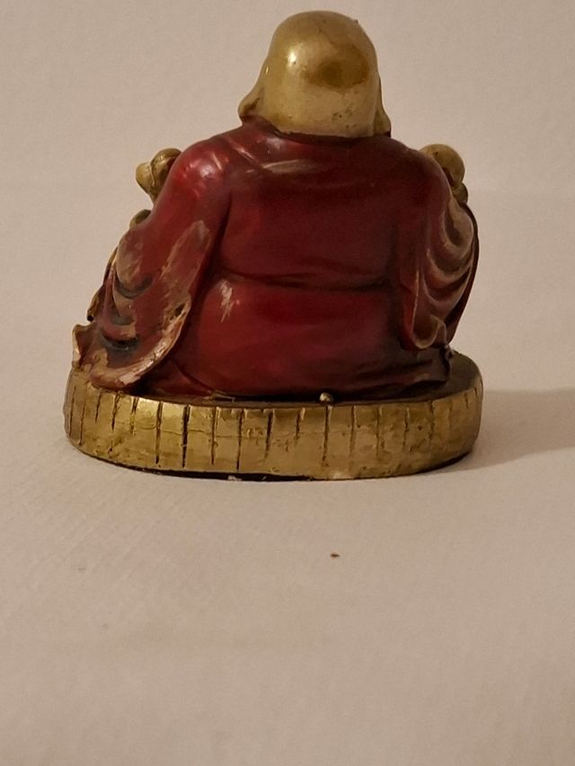 Figura de buda dorado y púrpura