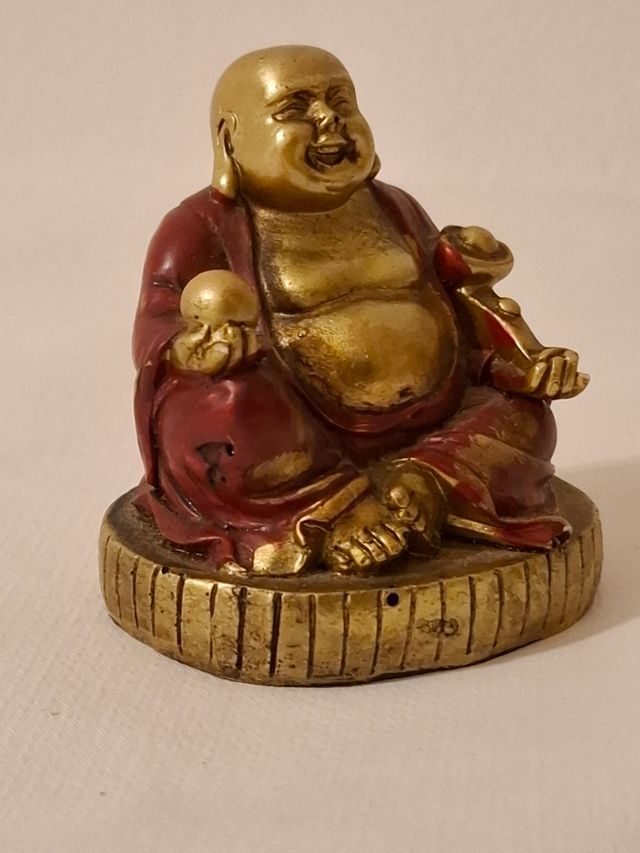 Figura de buda dorado y púrpura