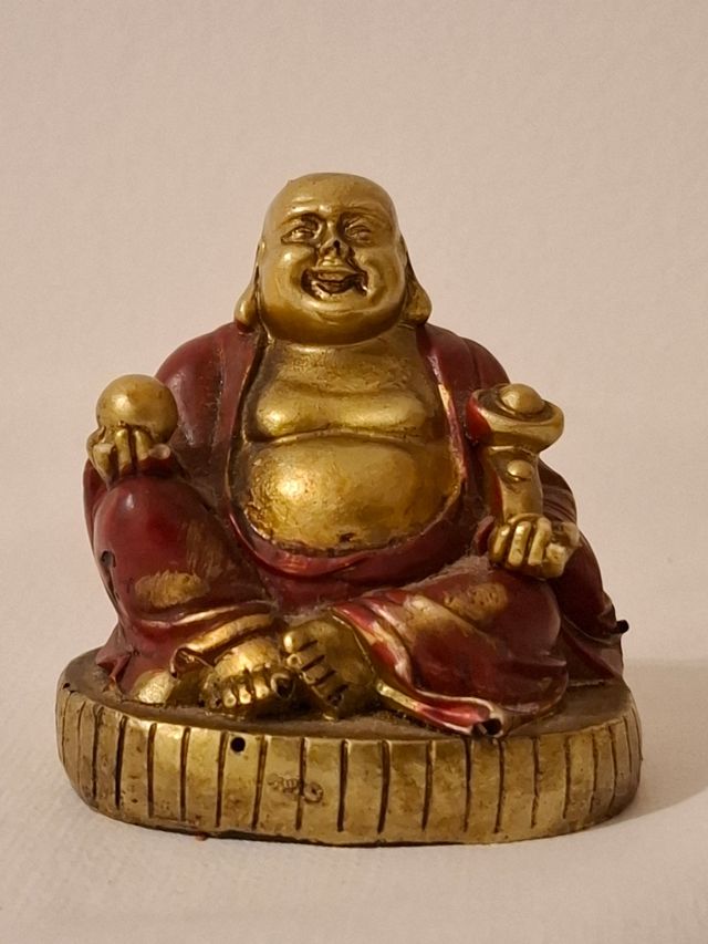 Figura de buda dorado y púrpura