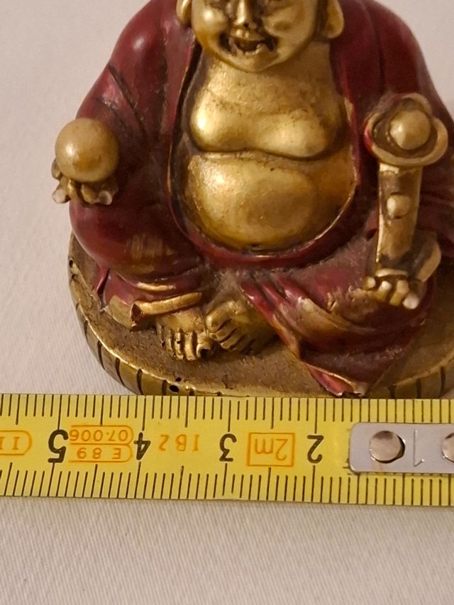 Figura de buda dorado y púrpura