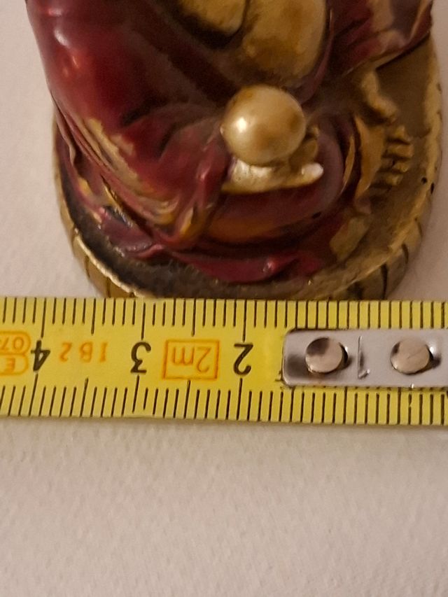 Figura de buda dorado y púrpura