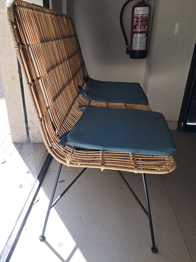 Banco con respaldo de rattan