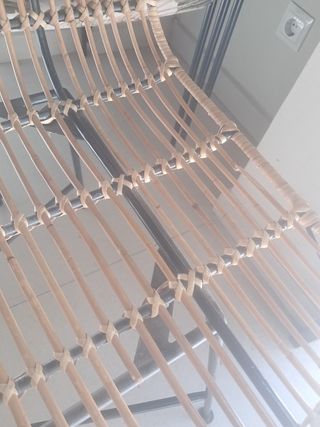 Banco con respaldo de rattan