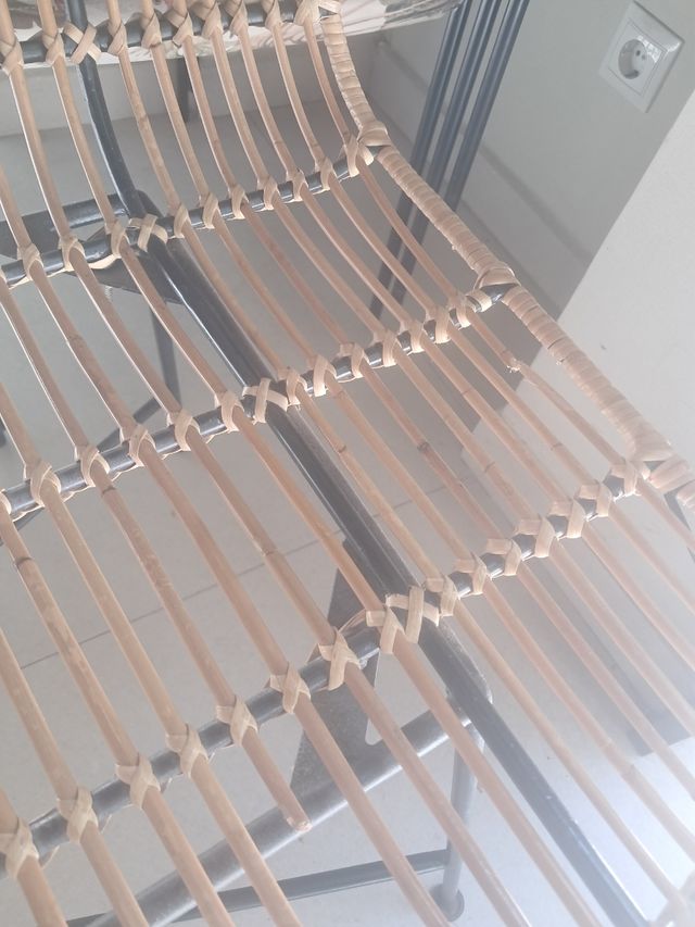 Banco con respaldo de rattan