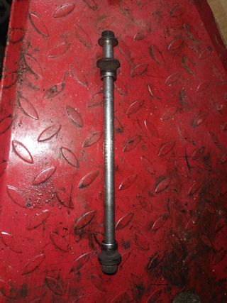 Eje rueda delantera Burgman 125/200