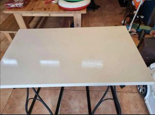 tavolo bianco con 2 cavalletti neri