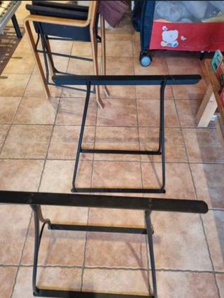 tavolo bianco con 2 cavalletti neri