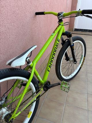 Bicicleta dirt jump black market police