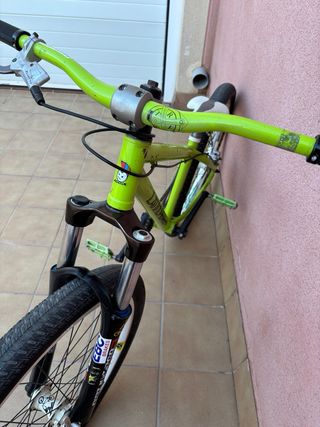 Bicicleta dirt jump black market police